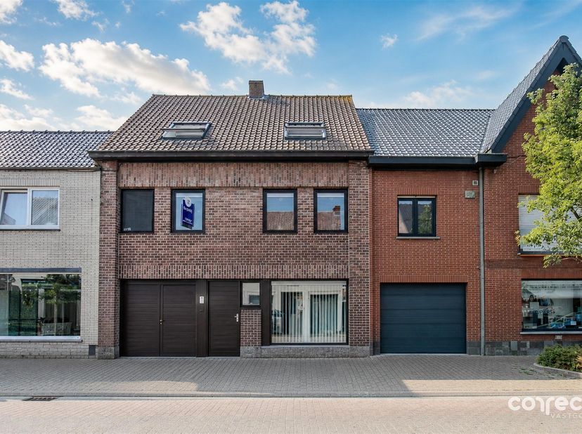 Ruime rijwoning met 4 slaapkamers, polyvalente ruimte, garage en zonnig terras.<br />
<br />
STARTPRIJS: Elk bod boven deze startprijs, wordt voorge