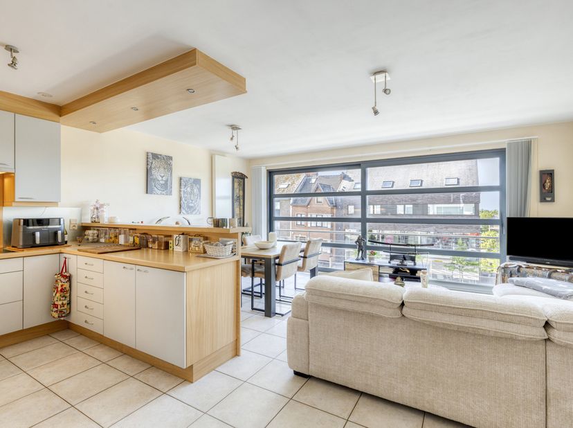 Idéalement situé le long de la Ninoofsesteenweg, cet appartement bien entretenu se trouve dans un immeuble résidentiel construit en 2003. Il est actue