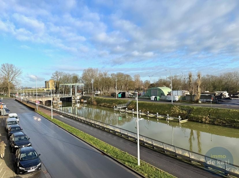 Recent appartement gelegen langs de Oude Veurnevaart met een mooi open zicht op het water.<br />
Leuke woonkamer uitgevend op het terras en ruime open
