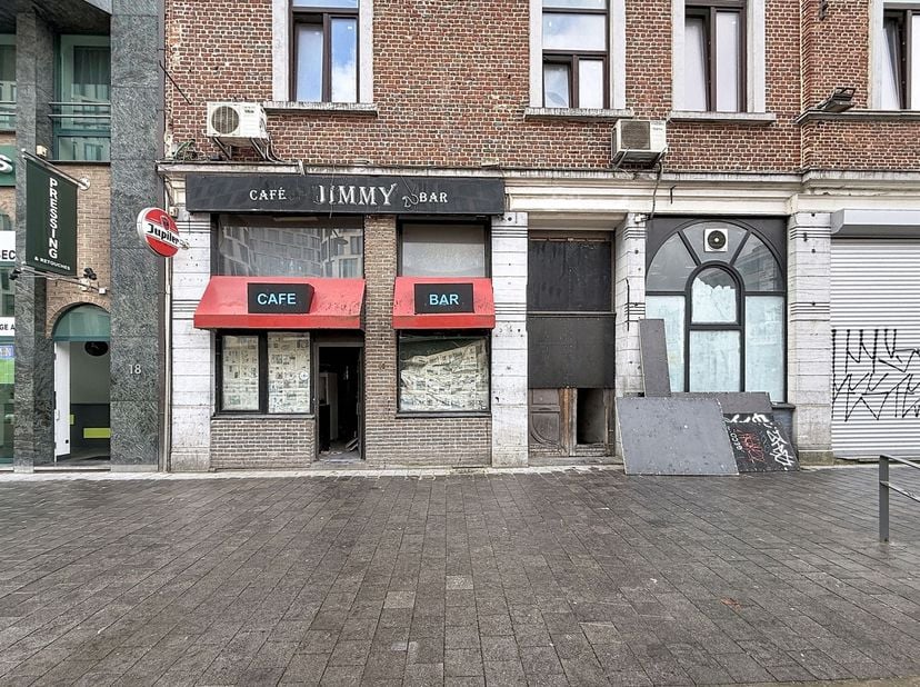 À proximité Place Rogier  - Rez-de-chaussée commercial de +/- 145 m² situé au rez-de-chaussée d'un immeuble de 3 étage composé comme suit : Espace com