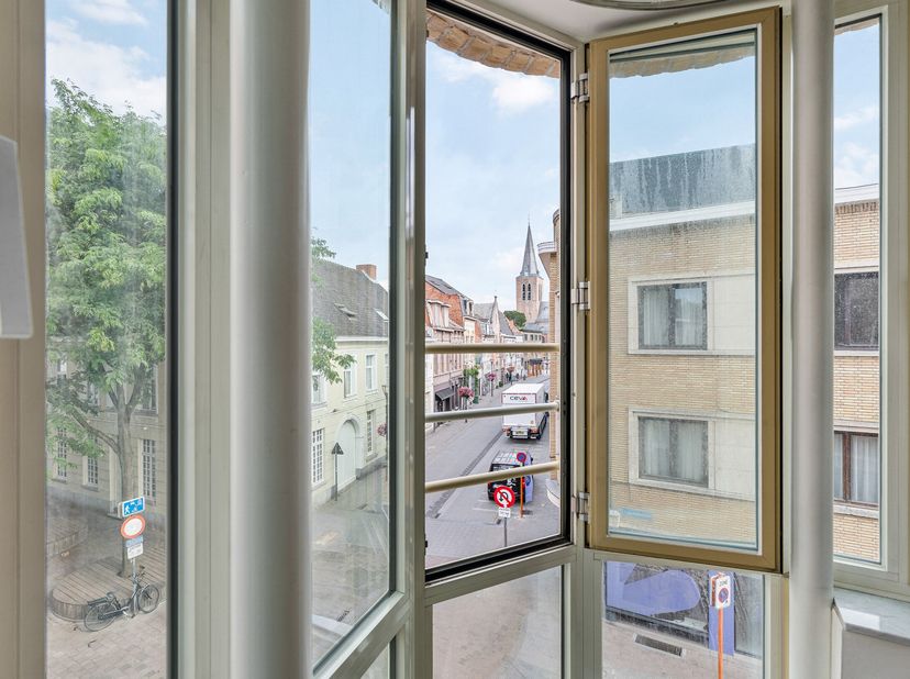 Ruim appartement van ca. 135 m² op de 2de verdieping centraal gelegen vlakbij de Grote Markt te Turnhout met ruime woonkamer, gesloten keuken, berging