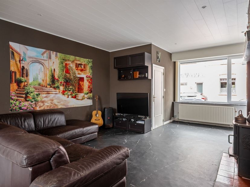 Ruime gezinswoning met potentieel in rustige buurt van Hemiksem<br />
<br />
Gelegen in een rustige wijk, op wandelafstand van het centrum van Hemik
