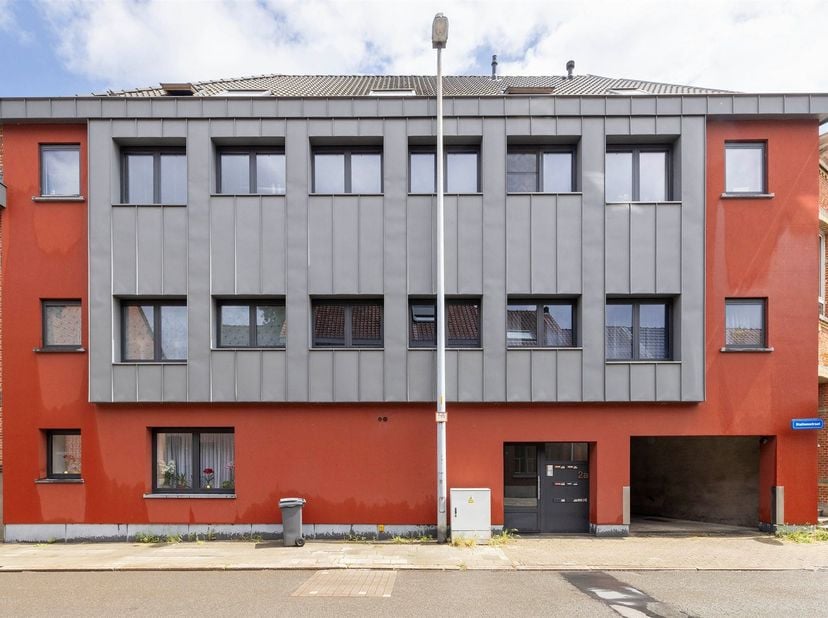 Opbrengst eigendom bestaande uit 10 appartementen en garage (500m²) met 12 parkings. <br />
<br />
Dit appartementsgebouw bestaat uit 2 gebouwen die