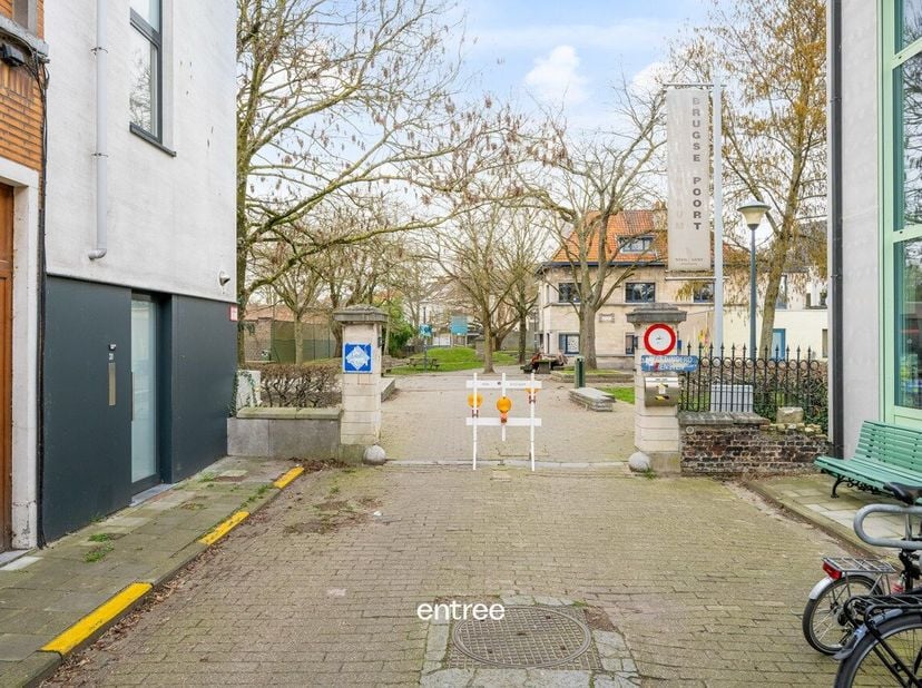 Ontdek nu deze zeer grondige en smaakvol verbouwde woning (2015).<br />
De woning is centraal maar toch rustig gelegen.<br />
Naast de woning is er ee