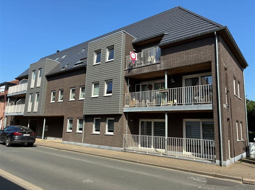 Dit stijlvolle duplex appartement met ruime, aangename leefruimtes, een zonnig terras en dubbele garage heeft alles om comfortabel te wonen!<br />
Gel