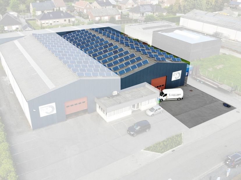 Grote loods met diverse mogelijkheden in een industriezone.<br />
De loods beschikt over een ruime inkompoort van 4,5m op 5,15m.<br />
- Zonnepanelen<