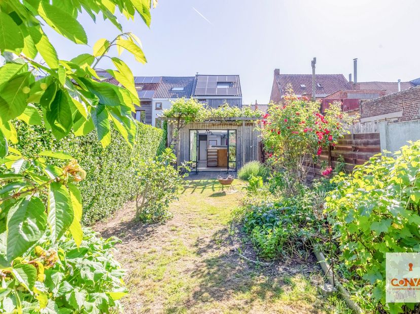 De ruime woning bevindt zich in een aangename en rustige straat, op korte afstand van het bruisende centrum van Gent. Binnen handbereik vind u vlotte