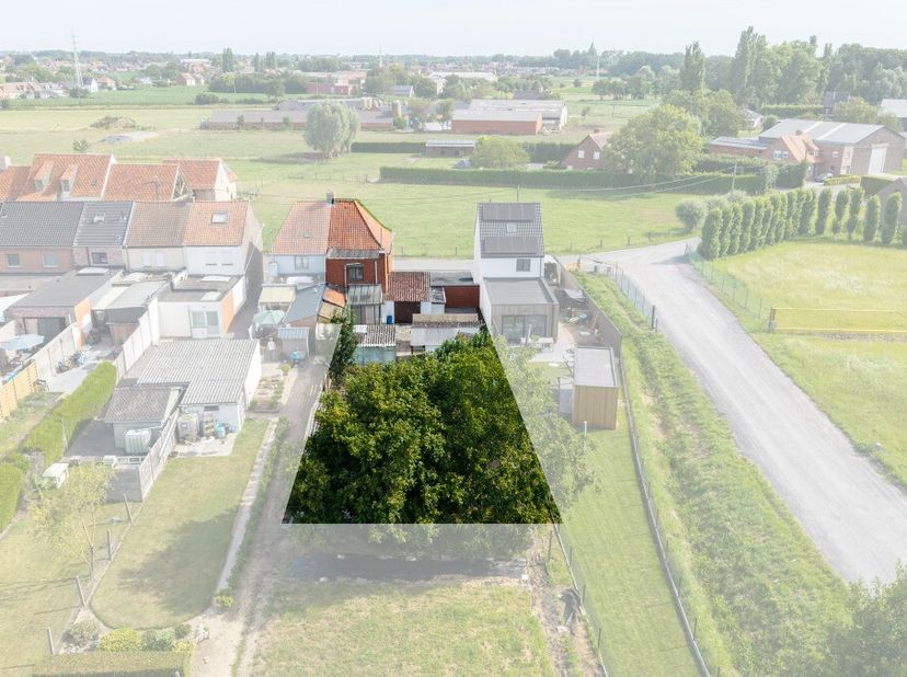 Te koop: halfopen woning in Oostrozebeke, gelegen in een groene en landelijke omgeving met grote tuin en extra perceel bouwgrond.Deze halfopen bebouwi