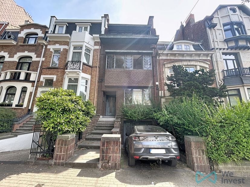 Dans un des quartiers les plus recherchés d'Uccle, le quartier Coghen, venez découvrir cette belle maison de +- 240m2 avec 4 grandes chambres.<br />
U