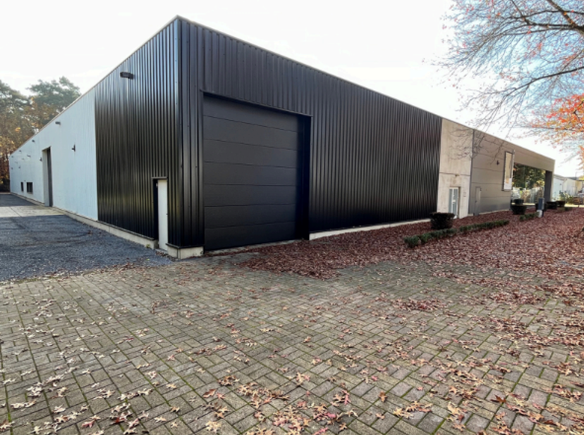 Gelegen op het industrieterrein Stadsheide in Hasselt, een vlot bereikbaar en professioneel ingericht bedrijventerrein. De nabijheid van de Corda Camp