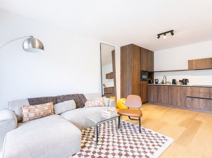 Op een uiterst gunstige locatie aan de Borsbeeksebrug bevindt zich dit stijlvol en hoogwaardig gerenoveerde gelijkvloerse appartement met één slaapkam