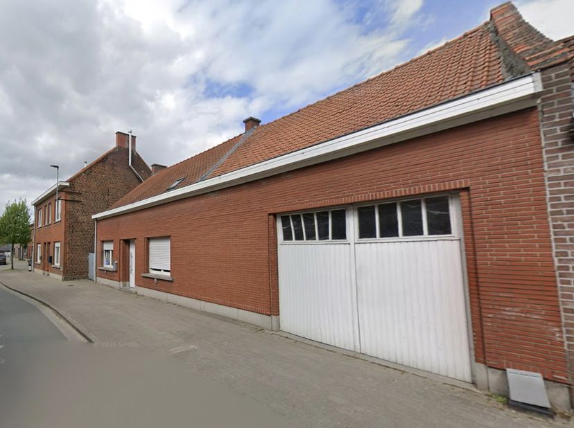 Deze te slopen of grondig te renoveren woning met een gevelbreedte van 15m is gelegen op een zeer gunsitge locatie te Erembodegem. Er is mogelijkheid