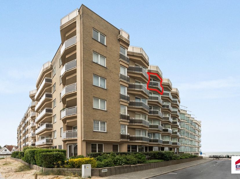 Te koop: gerenoveerd appartement in het centrum van Koksijde, met prachtig zeezicht en zijdelings zeezicht. Dit appartement, gebouwd in 2000, ligt op