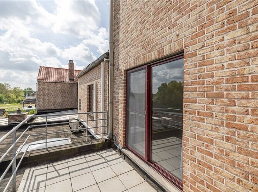 Recent gedeeltelijk vernieuwd duplex-appartement gelegen op een boogscheut van het centrum van Diest én de oprit van de E314. Op de eerste verdieping