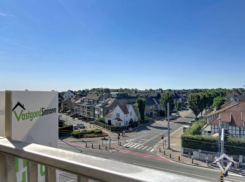 Dit volledig vernieuwde appartement op de vierde verdieping combineert hedendaags comfort met een prachtig uitzicht en een uitstekende ligging.<br />
