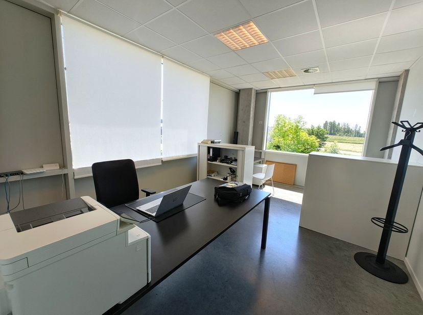 Bien professionnel à louer
                    à 8400 Oostende