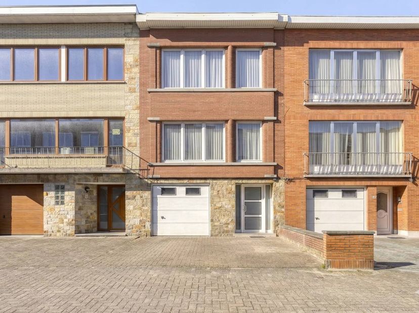 Het pand is op dit moment opgedeeld in drie aparte appartementen: <br />
<br />
-Een studio op de gelijkvloerse verdieping met terras en tuin<br />
-E