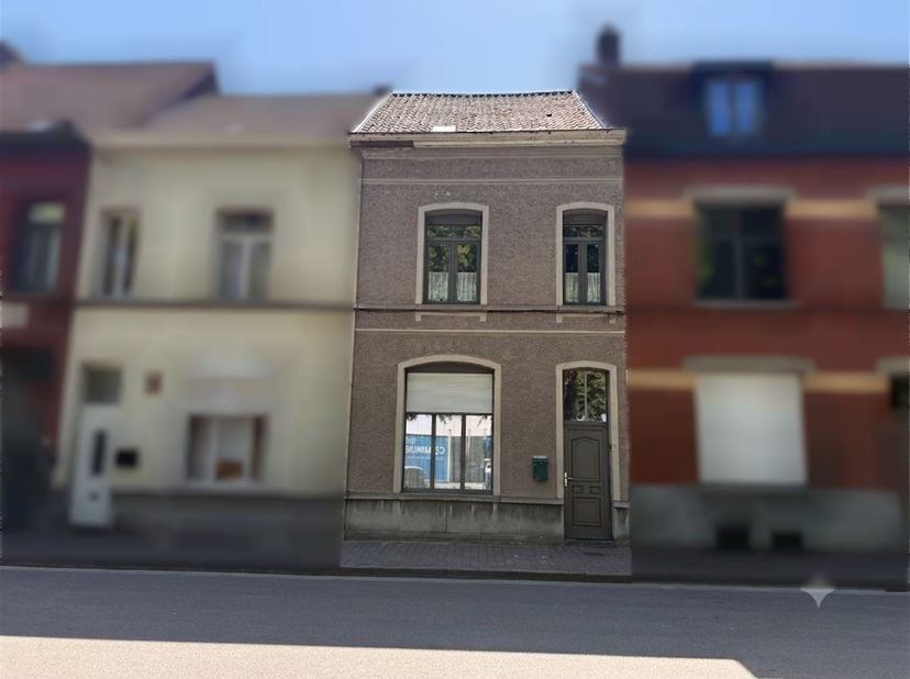 Mooie rijwoning gelegen aan de rand van de stad, tussen het centrum en de snelwegafritten, vlakbij alle voorzieningen.<br />
<br />
Dit te modernise