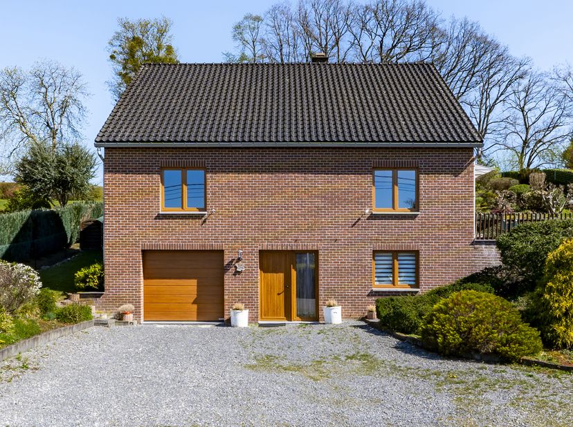 We Invest Ciney Haute-Meuse biedt u in Godinne (Yvoir) een ruime woning met twee verdiepingen aan, die een uitzonderlijk potentieel heeft. Deze woning