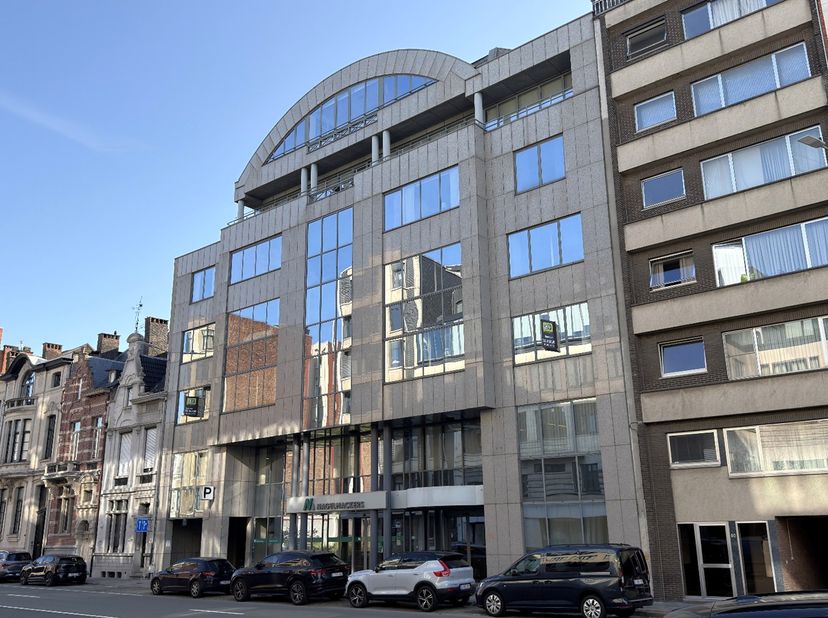 808m² kantoorruimte op 2de en 3de verdieping (opsplitsbaar vanaf 458m² kantoren)<br />
Ligging: aan de oprit E19, langs de singel<br />
<br />
Specifi