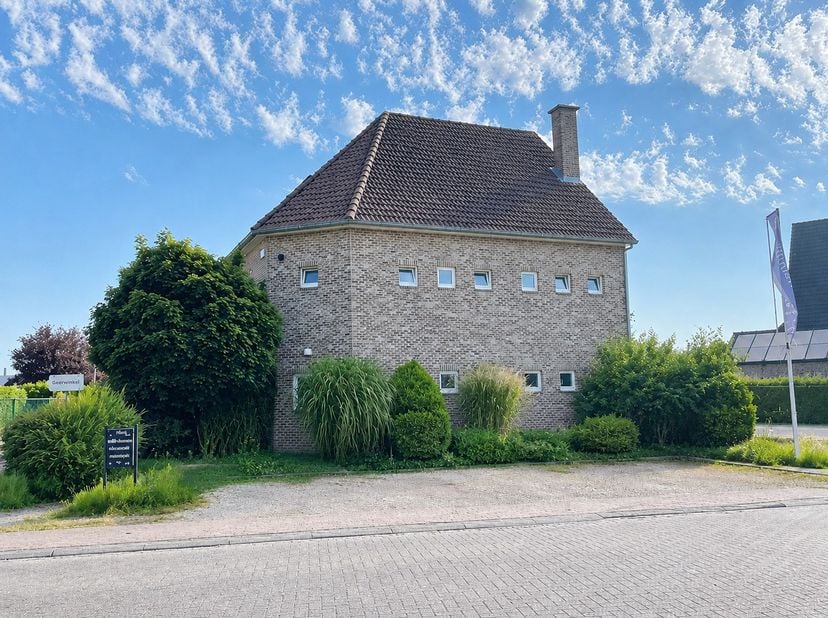 Gelijkvloers bedrijfspand van ruim 65&amp;nbsp;m² en 465&amp;nbsp;m² aan parkeermogelijkheden, voorzien van de volgende kenmerken:<br />
` gesitueerd nabij de
