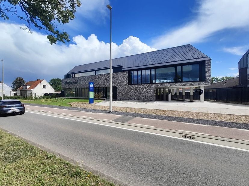 Vous recherchez un emplacement capable de faire passer votre activité à un niveau supérieur ? Cet espace commercial moderne à Lochristi offre toutes l