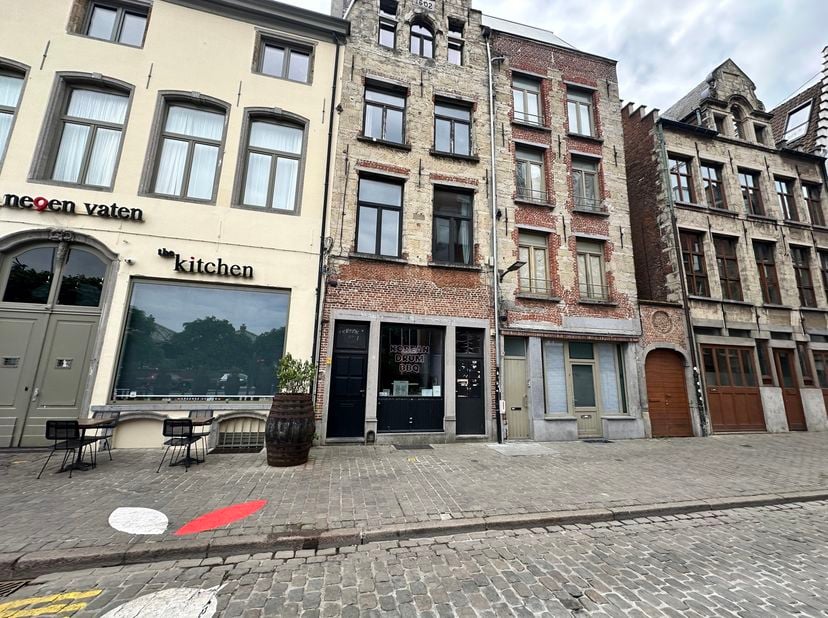 Établissement horeca chaleureux et commercialement très bien situé à Anvers, bénéficiant d’un emplacement stratégique avec un important passage et une