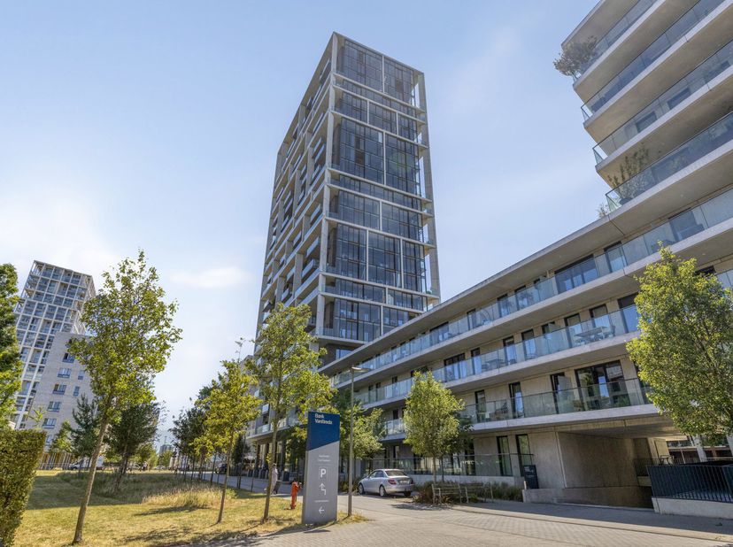 SZ 04.05 Ontdek dit stijlvol 2-slaapkamerappartement in het prestigieuze ScheldeZicht op Nieuw Zuid. Het gebouw, ontworpen door Vincent Van Duysen, bl