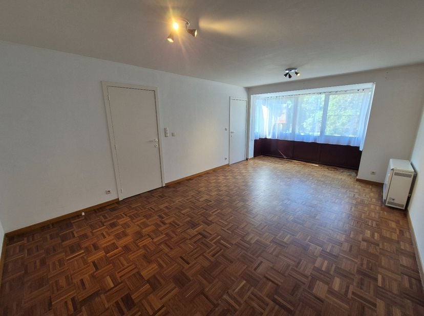 Instapklaar duplex appartement op de 2e verdieping.  <br />
Bestaande uit hall, 2 aparte toiletten, living, keuken (kasten, enkele inox afwasbak, elek