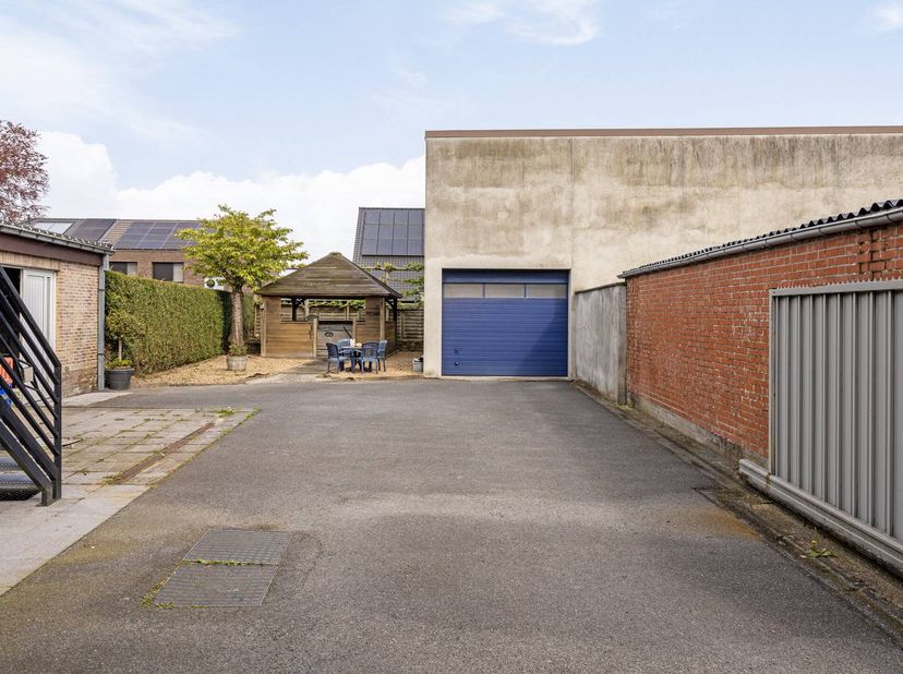 Boucherie (205 m²) à vendre avec maison (202 m²) et studio/entrepôt (257 m²) à Ruddervoorde. Cette propriété dispose d'un emplacement commercial, d'un