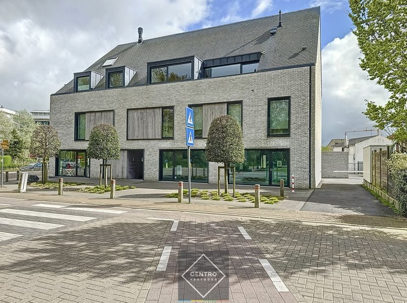 Handelsgelijkvloers te De haan in een recent gebouw, op HOEKligging met veel voorbijgangers!<br />
<br />
INDELING:<br />
Gelijkvloers:<br />
Inkomhal
