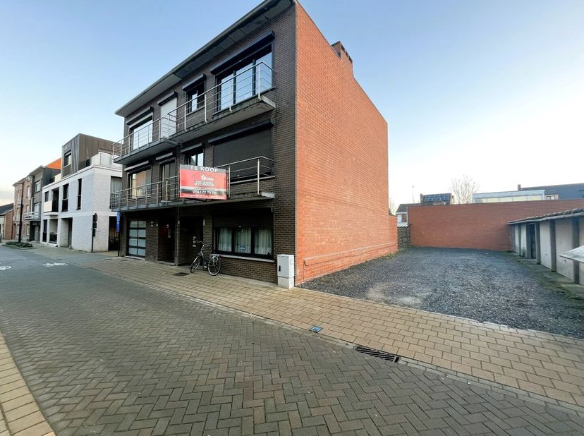 Deze building bevindt zich pal in het centrum van Geel met alle faciliteiten (winkels, openbaar vervoer, horeca, scholen...) op wandelafstand. Daarnaa