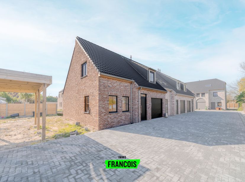 Dans la charmante et paisible section communale de Pervijze, située à Dixmude et à seulement 10 km de la côte belge, se trouve cette maison neuve semi