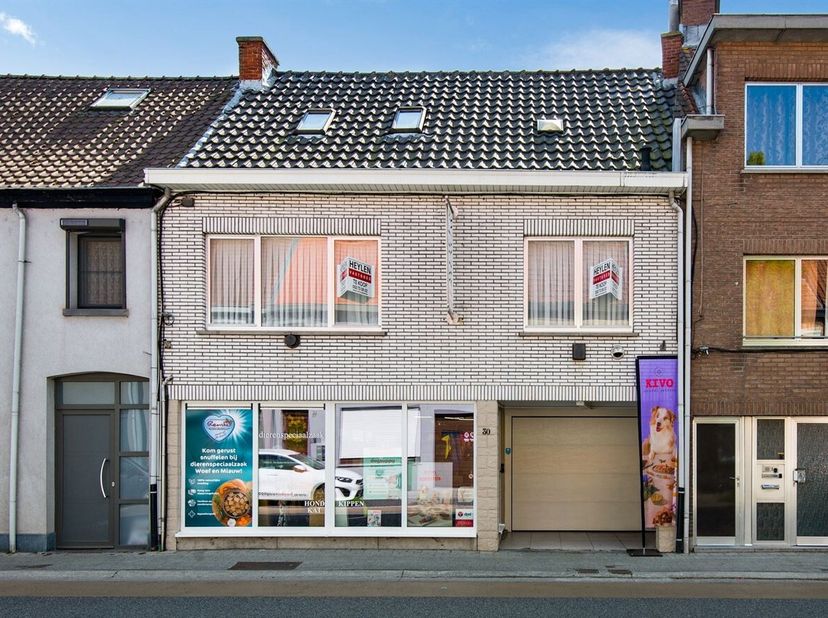 PAND MET POTENTIEEL !<br />
Momenteel gekend als handelspand met woonst maar mits een bestemmingswijziging kan het ook aangekocht worden als woonst. H