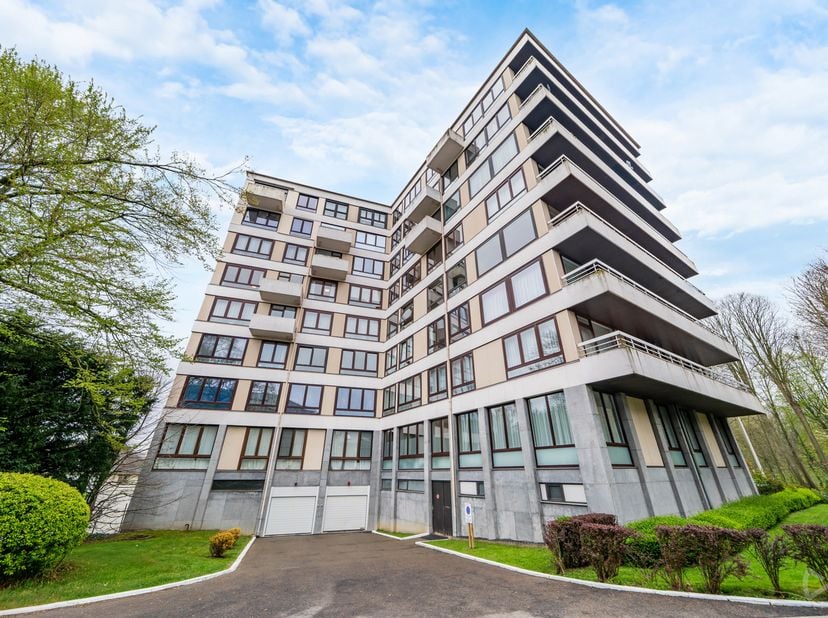 We Invest heeft het genoegen u dit lichtrijke appartement van 83 m² voor te stellen, gelegen op de 4e verdieping van een gebouw uit 1972. Dankzij de z