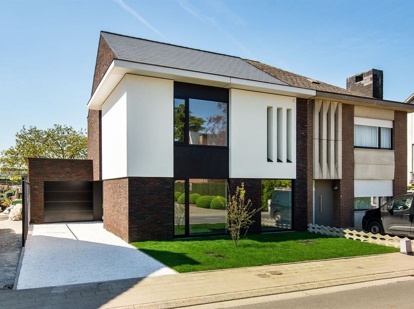 Bienvenue dans cette nouvelle maison moderne jumelée où l'architecture, le confort et l'efficacité énergétique se complètent parfaitement.<br />
Dès l