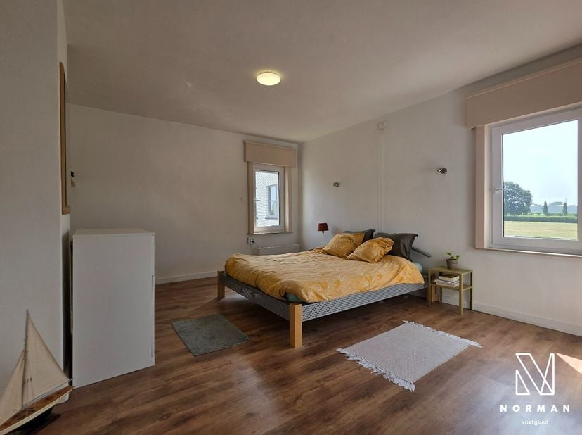 Gerenoveerde, instapklare woning met mogelijkheid tot 3 slaapkamers op een vlot bereikbare ligging in Hulste!<br />
<br />
Op het gelijkvloers van dez