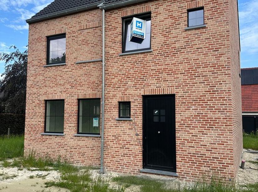 Deze woning is uitgerust met een lucht-water warmtepomp, wat resulteert in een aanzienlijk lagere energierekening en energiezuinige woning.<br />
Dit