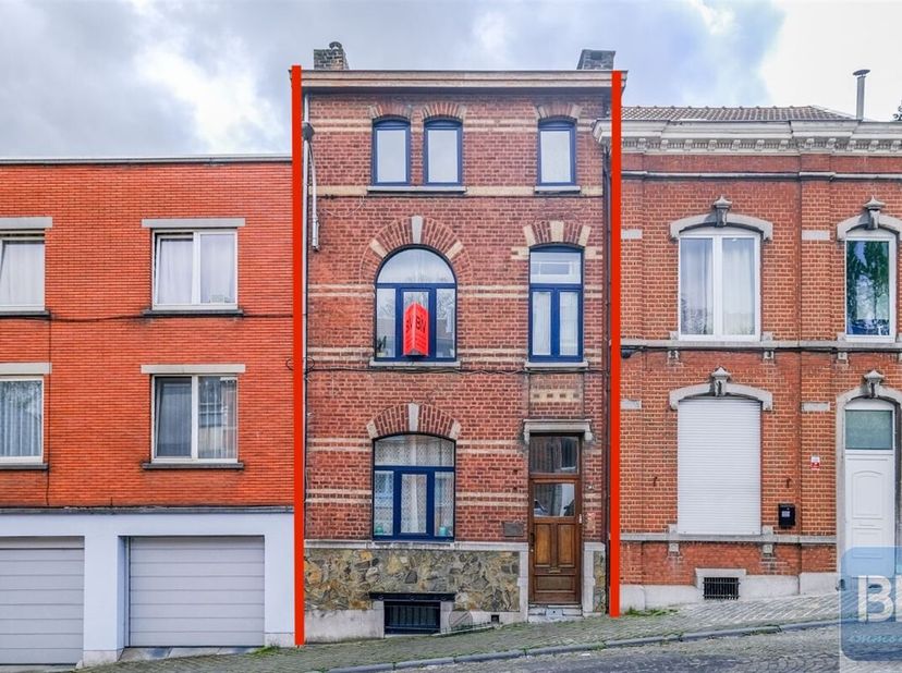 ***** OPTION ***** <br />
Belle maison unifamiliale pleine de charme et avec un beau jardin arboré à proximité du centre ville. <br />
Outre son magni