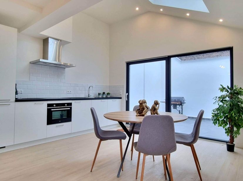 Deze volledig gerenoveerde woning (2022) is rustig gelegen in een doodlopende straat in Terhagen en combineert comfort, ruimte en een uitstekende bere