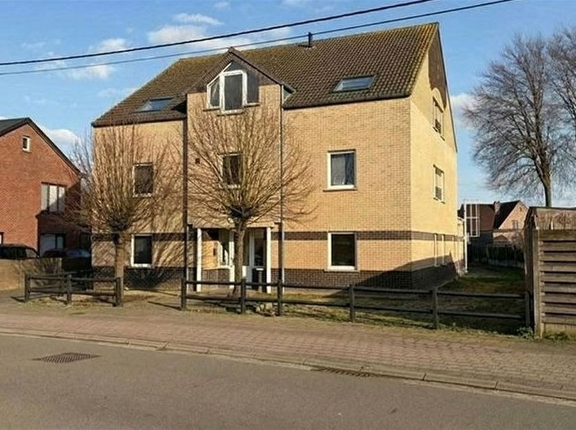 Studentenflat vlakbij Thomas More Geel<br />
<br />
Dit net en compleet appartement ligt op veilige fietsafstand van Thomas More, het NMBS station e