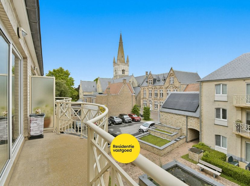 Dit verzorgd duplex-appartement is gelegen in het centrum van Gistel en combineert een rustige woonomgeving met een praktische indeling en aangenaam w