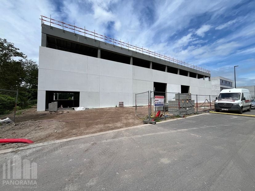 Uitstekend gelegen magazijnruimte van 533 m² te huur in Destelbergen. De site bevindt zich op een toplocatie, vlak naast de R4 op- en afrit Destelberg