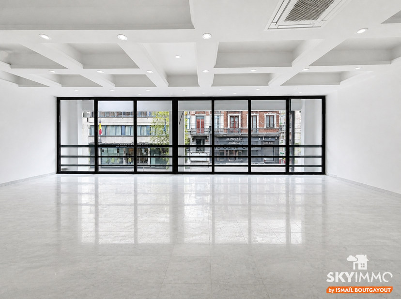 Skyimmo stelt u deze prachtige commerciële ruimte voor, ideaal gelegen op het gelijkvloers van een karaktervol gebouw uit 1930, in de prestigieuze Kon