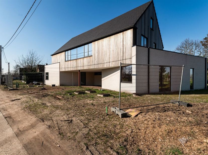 Casco nieuwbouwwoning met 3 slaapkamers, zolder en ruime tuin<br />
Omschrijving<br />
Gelijkvloers<br />
Bij het betreden van de woning komt u binnen