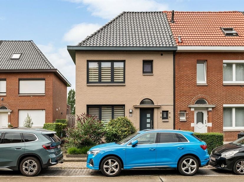 Bent u op zoek naar een instapklare gezinswoning waar ruimte, comfort en energiezuinigheid hand in hand gaan? Dan zal deze prachtig gerenoveerde HOB u
