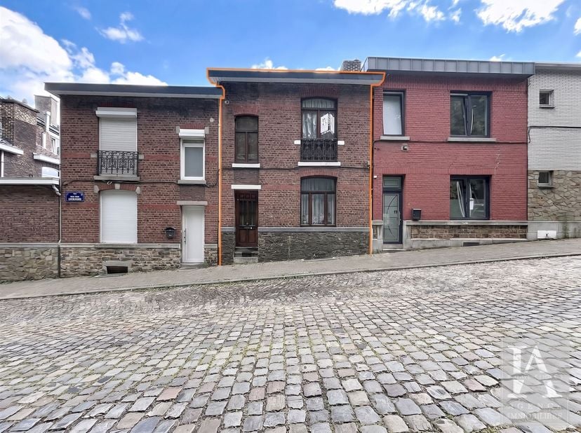 Dit huis is ideaal gelegen in de wijk Laveu, vlak bij voorzieningen, parken en gemeenschappelijke ruimtes, en biedt een adembenemend uitzicht op de st