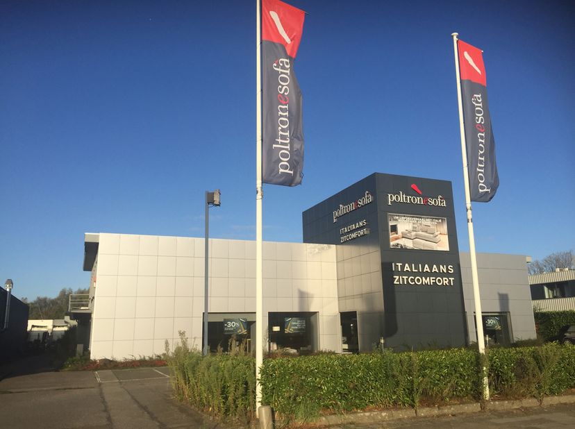 - ca. 1.550 m² toonzaal <br />
- ca. 200m² magazijn<br />
- 18 parkeerplaatsen <br />
- gevelbreedte toonzaal 30m<br />
- reclametotem<br />
- zichtlo