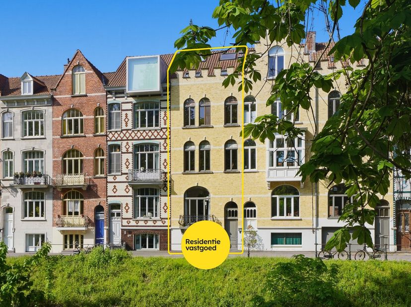 In een groene, residentiële omgeving net buiten de historische binnenstad van Brugge bevindt zich dit uitzonderlijk gerenoveerd burgerhuis (1908), waa