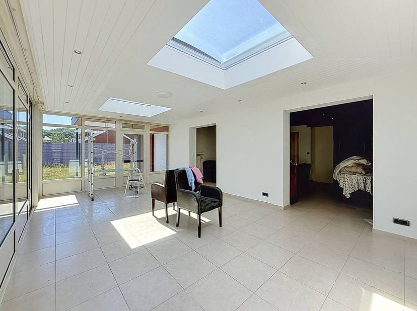 Bungalow récemment rénové à louer à Eine ! Cette maison dispose de 3 chambres, d'un grand jardin avec maison de jardin, d'un garage intérieur et d'un